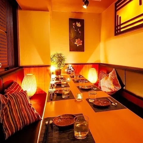 テーブル席と扉付き個室が見える店内全景