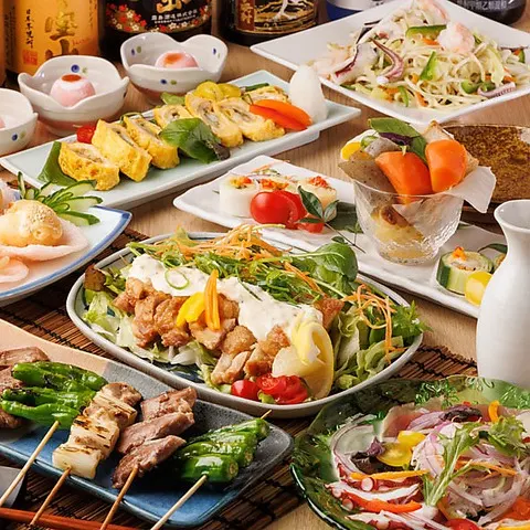 焼鳥と揚げ物、前菜を盛り付けた宴会用の大皿料理