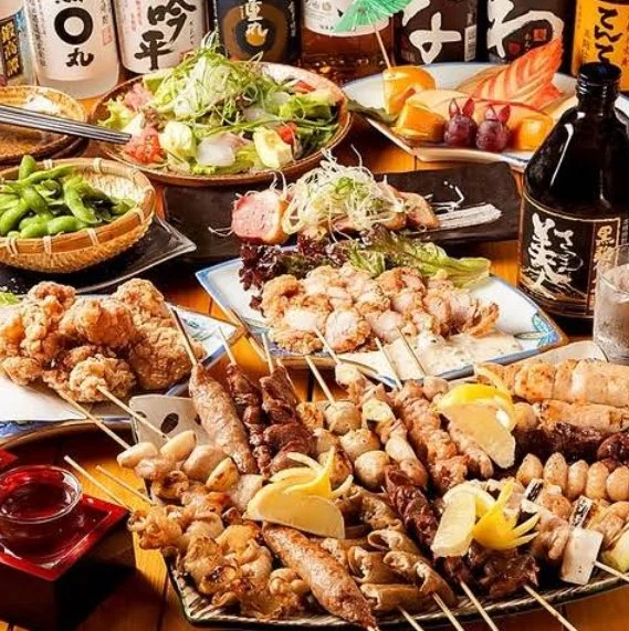 昼の光が入る個室で並ぶ宴会料理